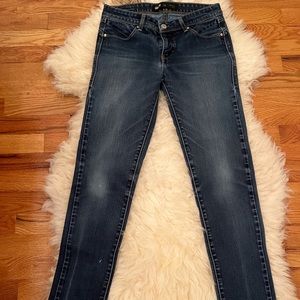 Ladies Levi’s slight curve 25x32